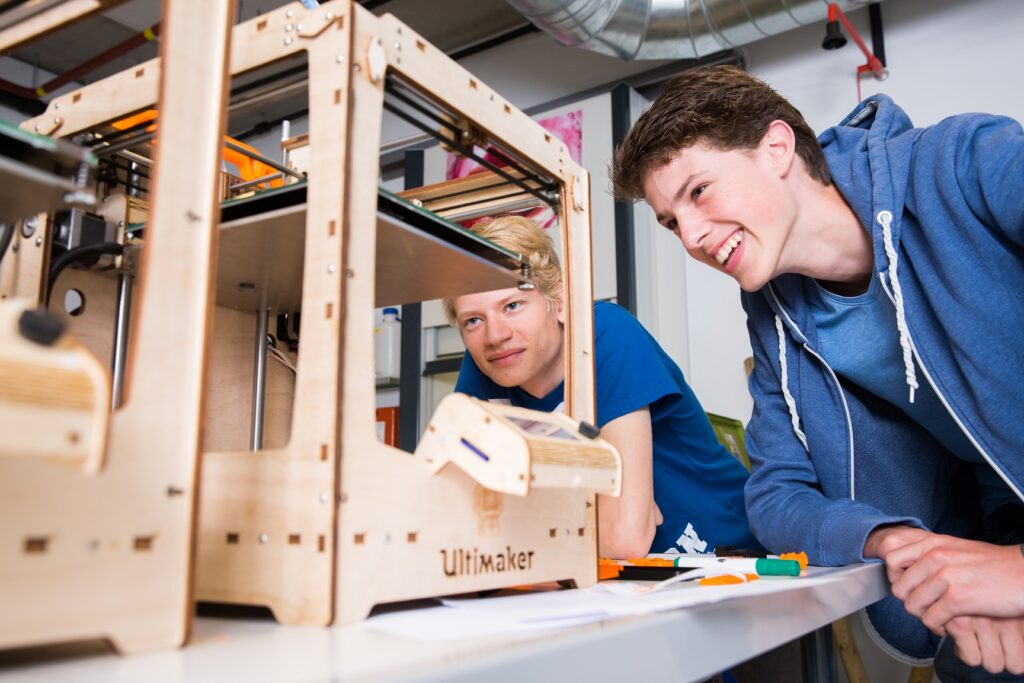 3D printer met twee leerlingen